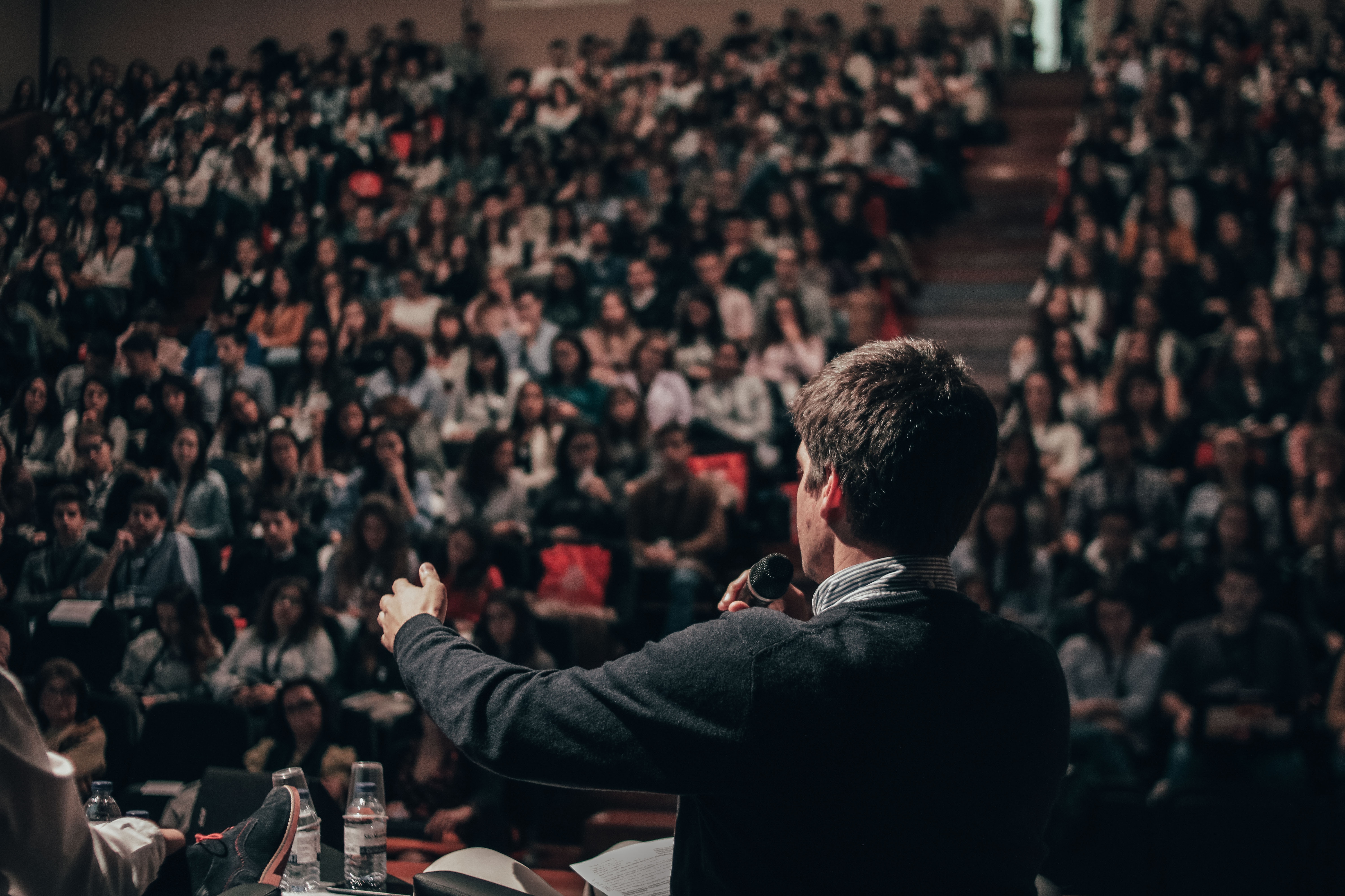 Palestra sobre economia: os melhores TED Talks para aprender a economizar